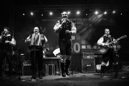 S soncem obsijan drugi festivalski dan 50. Dnevov narodnih noš in oblačilne dediščine v Kamniku (49)